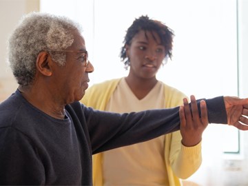 ¿Es conveniente que las personas mayores vayan al fisioterapeuta?