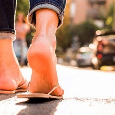 ¿Por qué arrastras los pies al caminar?
